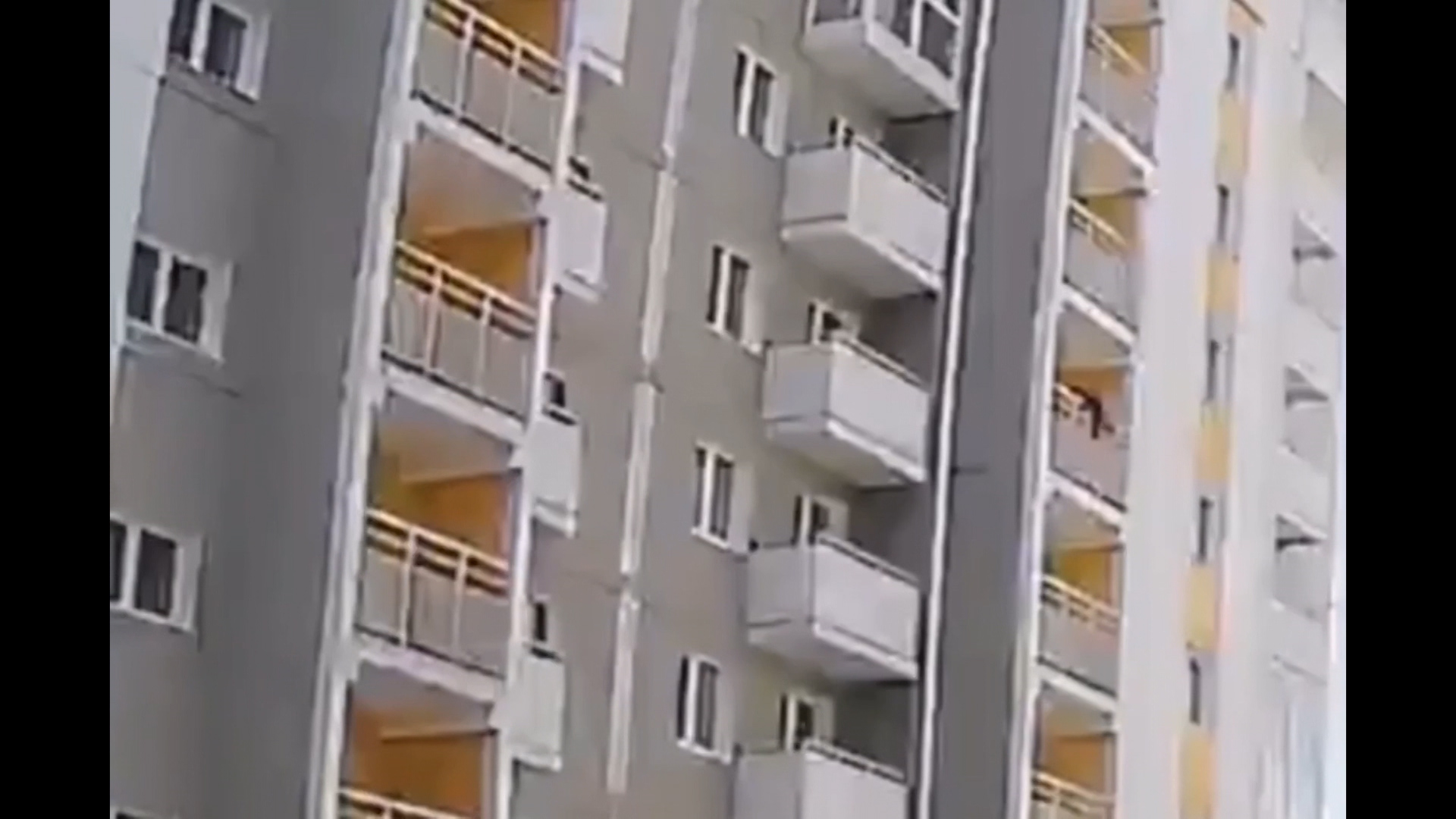 Дразнит прохожих с балкона